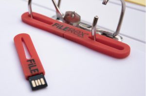 Zwölf 12 USB Stick statt Hülle zum abheften im Ordner von Filerex statt USBfix von Trivtec